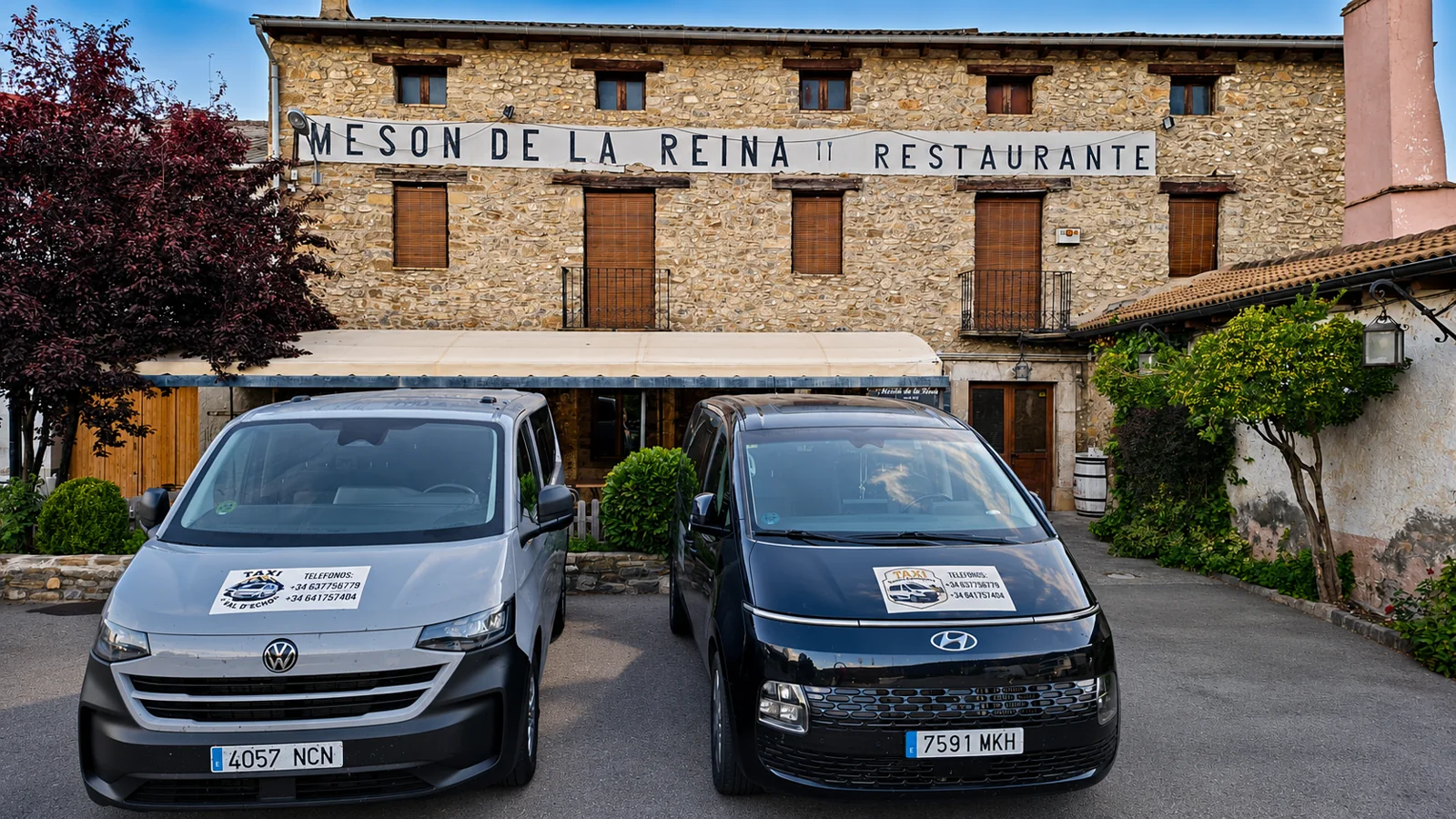 Los dos vehículos de Taxi Val d'Echo, un Volkswagen Caravelle y un Hyundai Staria